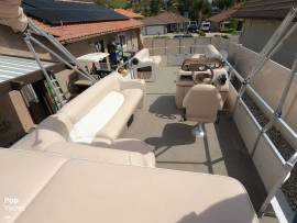 2004, Sun Tracker, Party Barge 22